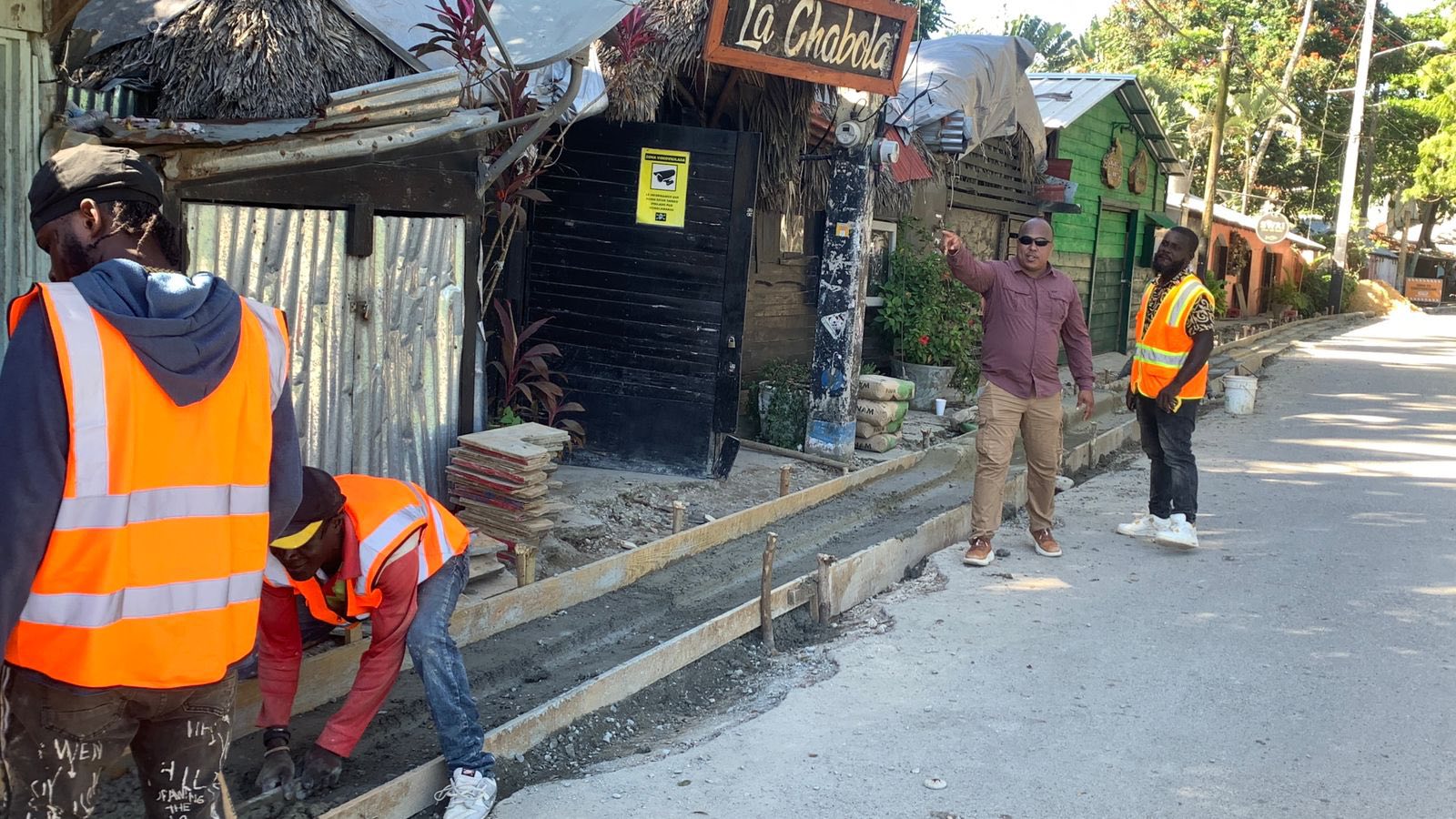 SUPERVISION ACERAS Y CONTENES EN EL CALLEJON